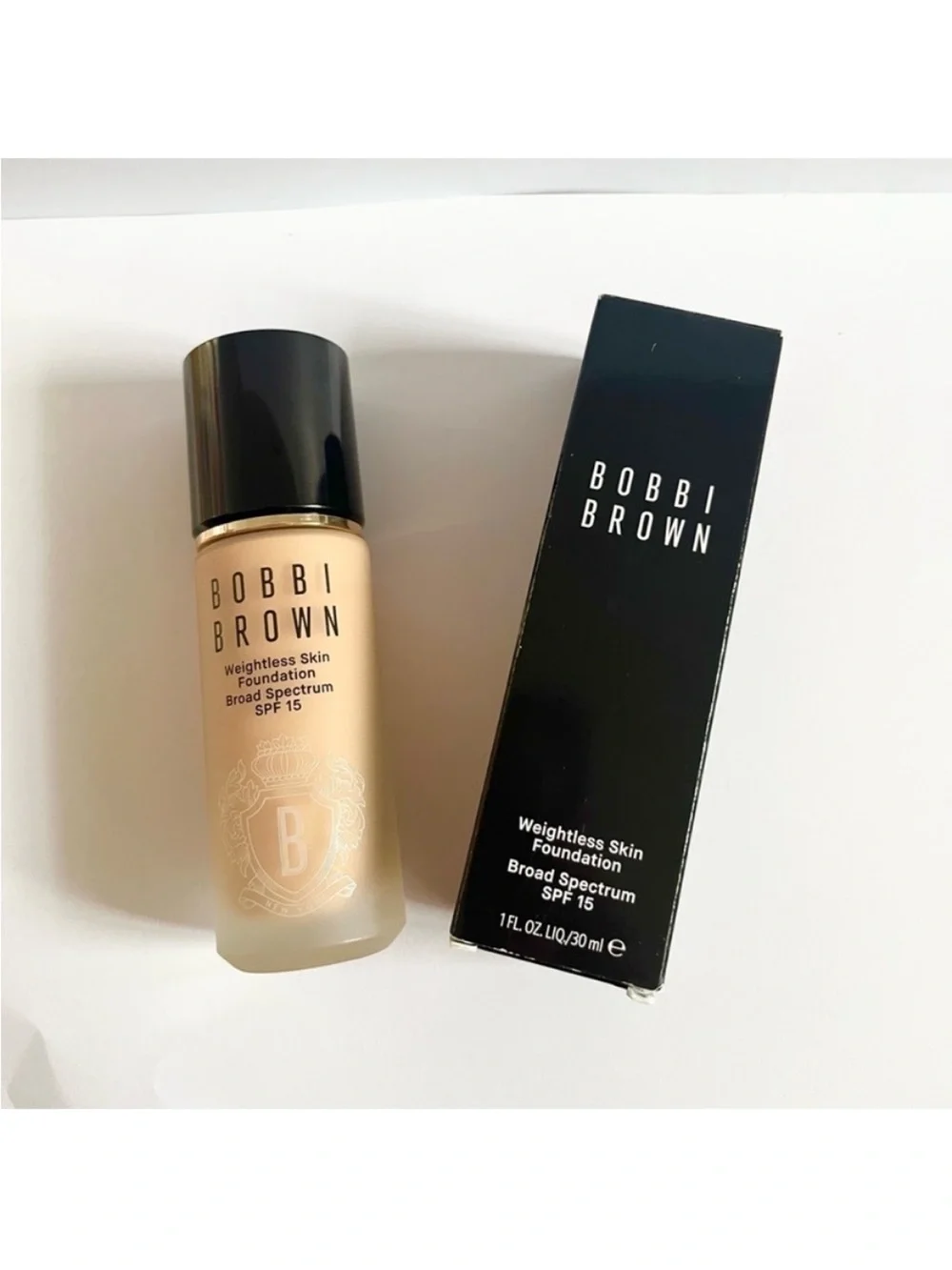 Bobbo Brown Weightless Skin Foundation In #C-046 Cool Beige